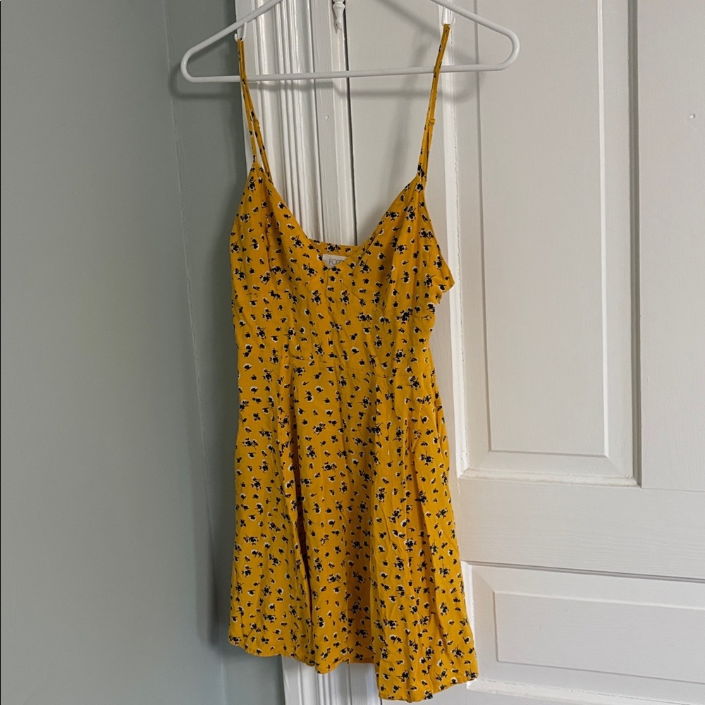Forever 21 Yellow floral slip dress cutesy sun dress
Size small
